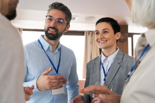 Foto gratuita personas que participan en eventos de negocios.