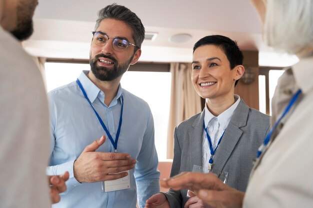 Personas que participan en eventos de negocios.