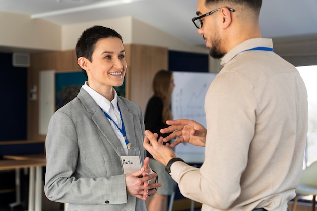 Personas que participan en eventos de negocios.