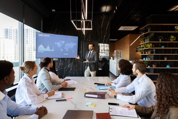 Personas que participan en eventos de negocios.