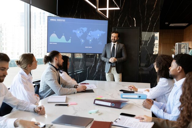 Personas que participan en eventos de negocios.