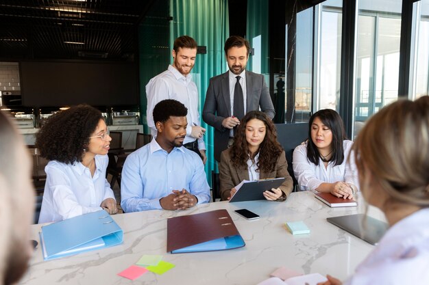 Personas que participan en eventos de negocios.