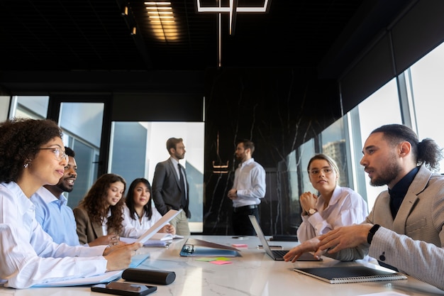 Personas que participan en eventos de negocios.