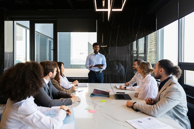 Personas que participan en eventos de negocios.