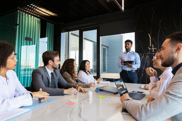 Personas que participan en eventos de negocios.