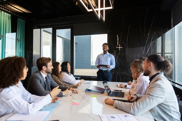 Personas que participan en eventos de negocios.