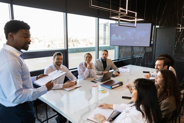 Personas que participan en eventos de negocios.