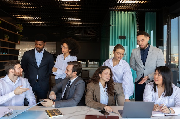 Personas que participan en eventos de negocios.