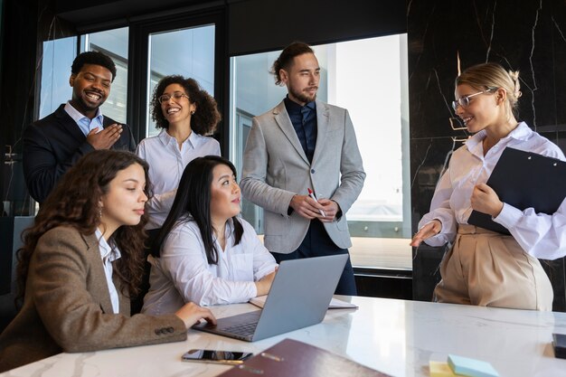 Personas que participan en eventos de negocios.