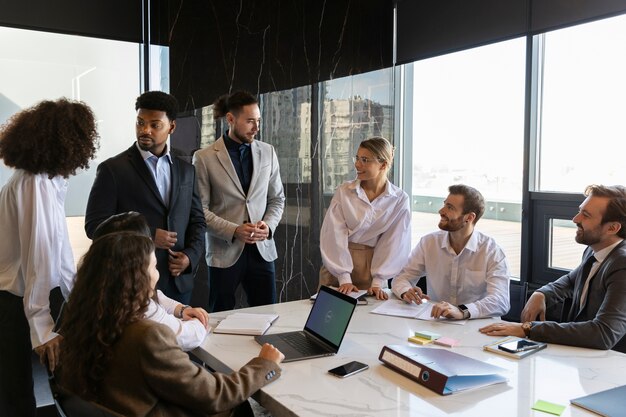 Personas que participan en eventos de negocios.