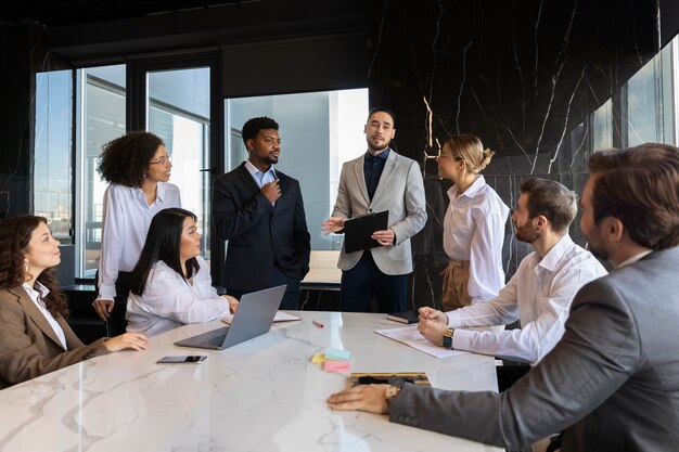 Personas que participan en eventos de negocios.