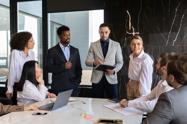 Personas que participan en eventos de negocios.