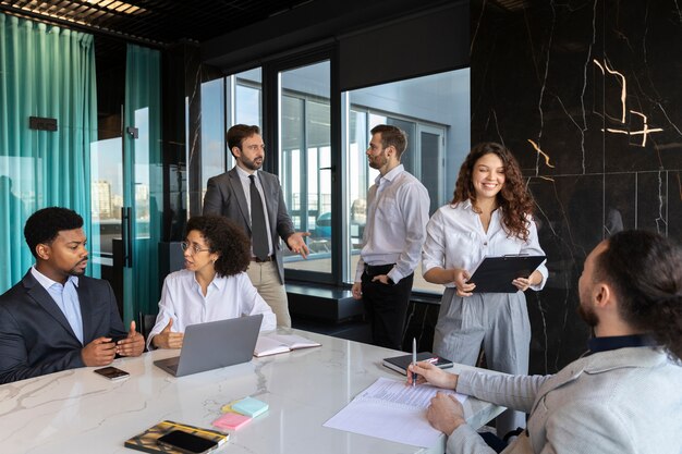 Personas que participan en eventos de negocios.