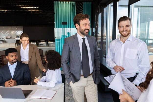 Personas que participan en eventos de negocios.