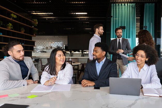 Personas que participan en eventos de negocios.