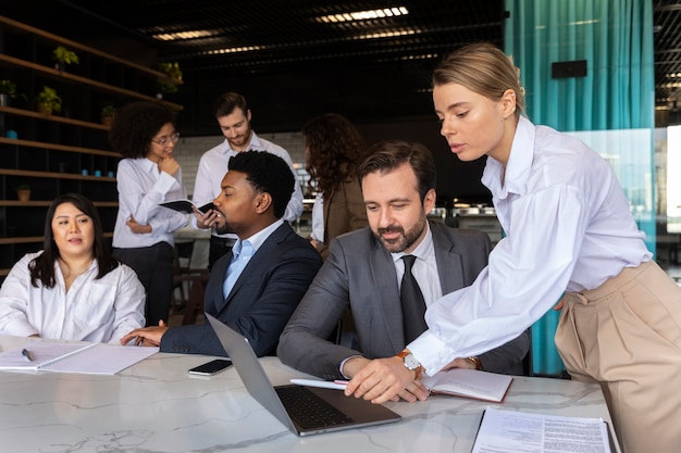 Personas que participan en eventos de negocios.