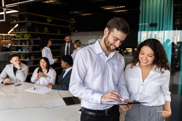 Personas que participan en eventos de negocios.