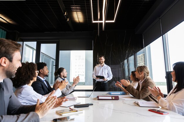 Personas que participan en eventos de negocios.