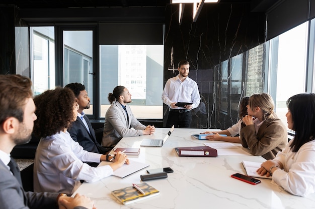 Personas que participan en eventos de negocios.