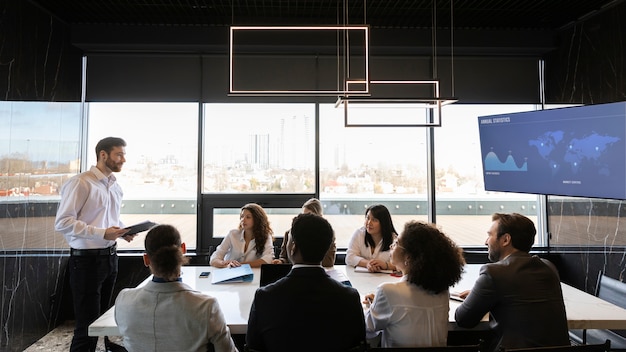 Personas que participan en eventos de negocios.