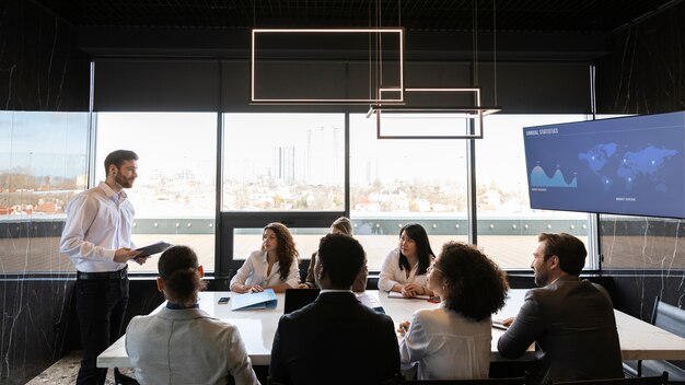 Personas que participan en eventos de negocios.