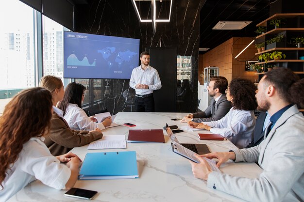 Personas que participan en eventos de negocios.