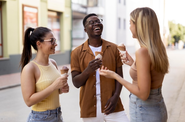 Personas que pasan tiempo juntas al aire libre.