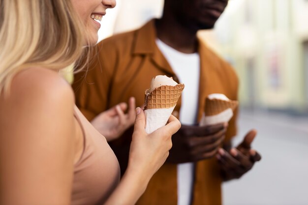 Personas que pasan tiempo juntas al aire libre.