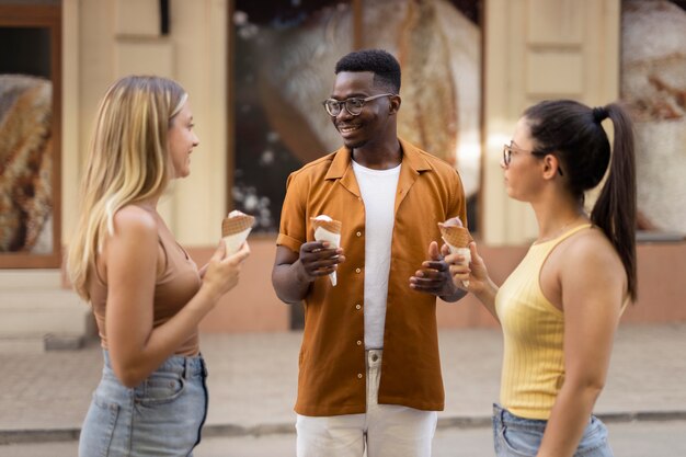 Personas que pasan tiempo juntas al aire libre.