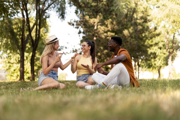 Personas que pasan tiempo juntas al aire libre.