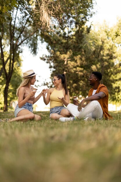 Personas que pasan tiempo juntas al aire libre.