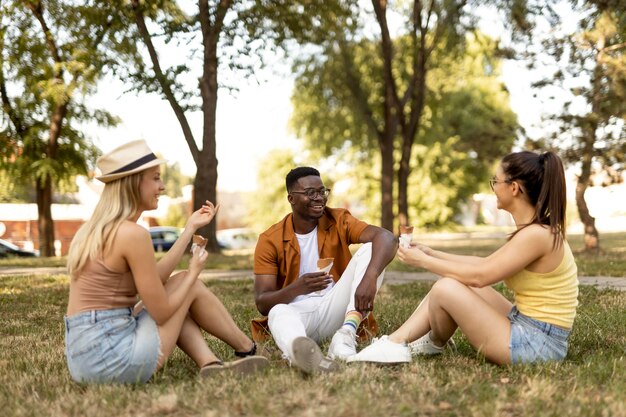 Personas que pasan tiempo juntas al aire libre.