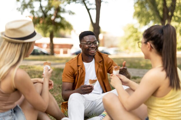 Personas que pasan tiempo juntas al aire libre.