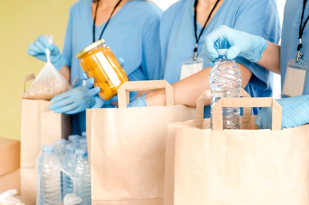 Personas que ponen comida en bolsas para donar para el día de la comida