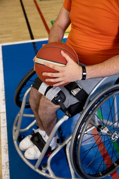Personas que practican deportes con discapacidad.