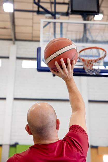 Foto gratuita personas que practican deportes con discapacidad.