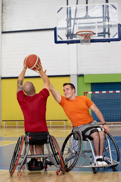 Personas que practican deportes con discapacidad.