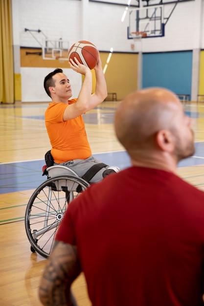 Personas que practican deportes con discapacidad.