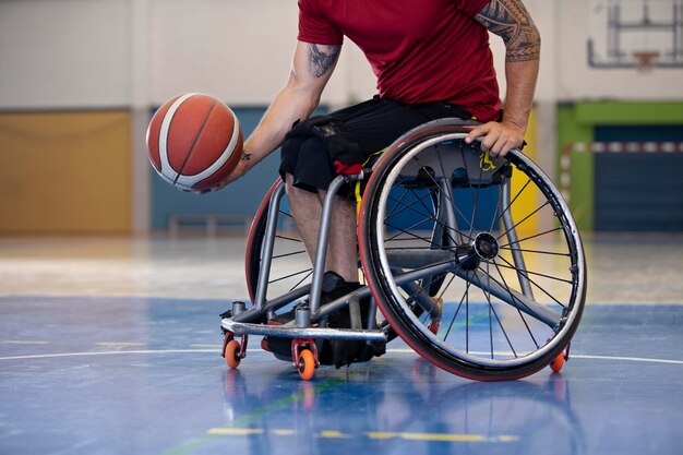 Personas que practican deportes con discapacidad.