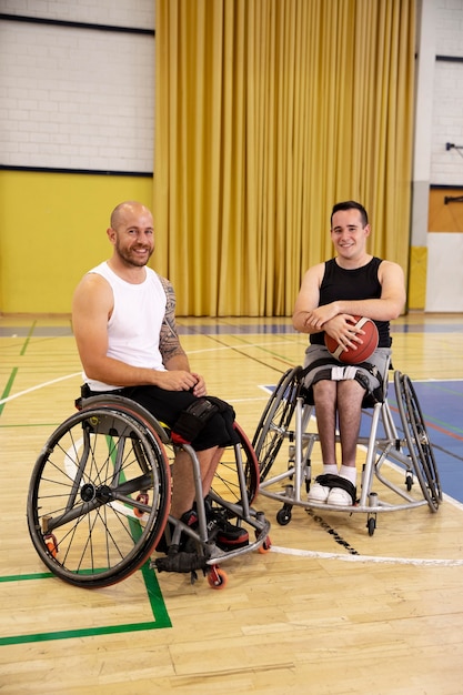 Foto gratuita personas que practican deportes con discapacidad.