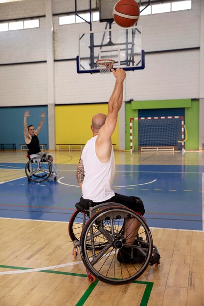 Personas que practican deportes con discapacidad.