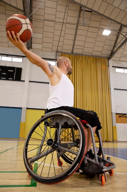 Personas que practican deportes con discapacidad.