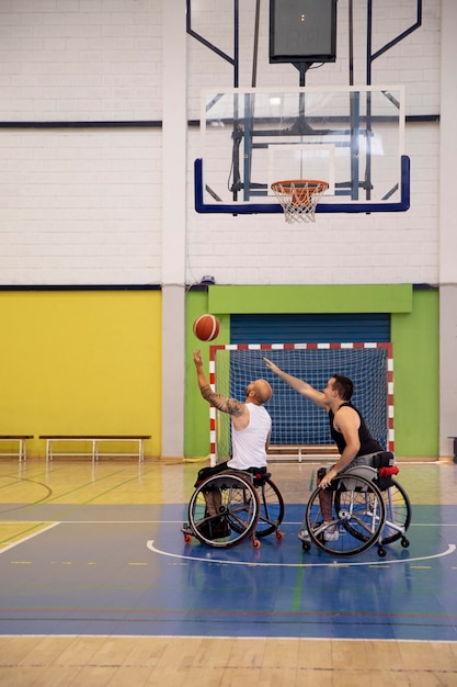 Personas que practican deportes con discapacidad.