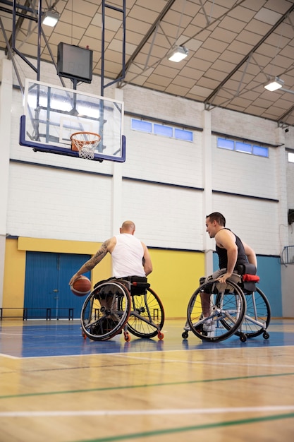 Foto gratuita personas que practican deportes con discapacidad.