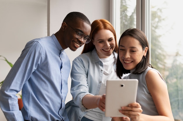 Personas que practican la integración social en el espacio de trabajo.