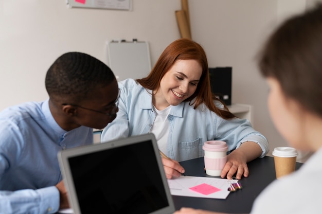 Personas que practican la integración social en el espacio de trabajo.