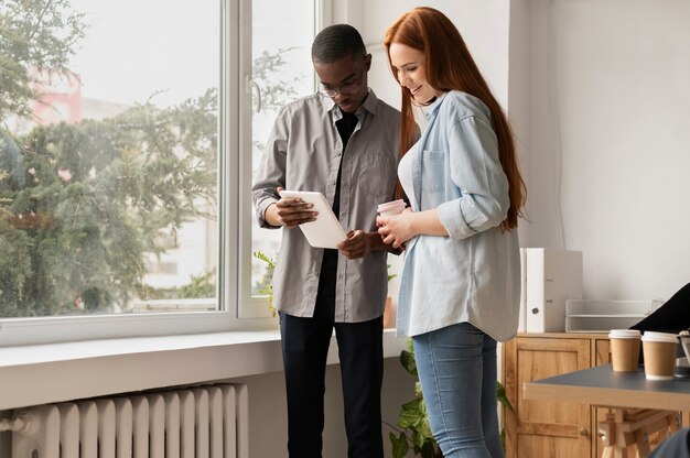 Personas que practican la integración social en el espacio de trabajo.