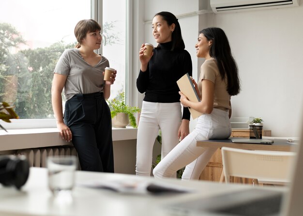 Personas que practican la integración social en el espacio de trabajo.