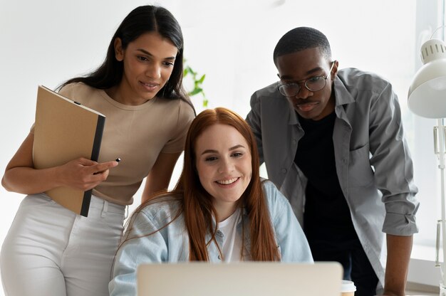 Personas que practican la integración social en el espacio de trabajo.