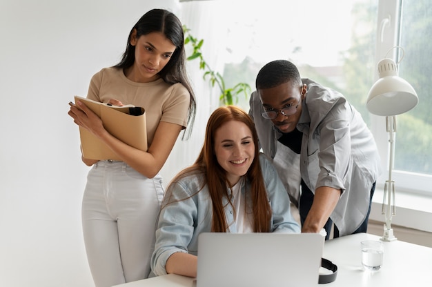 Personas que practican la integración social en el espacio de trabajo.